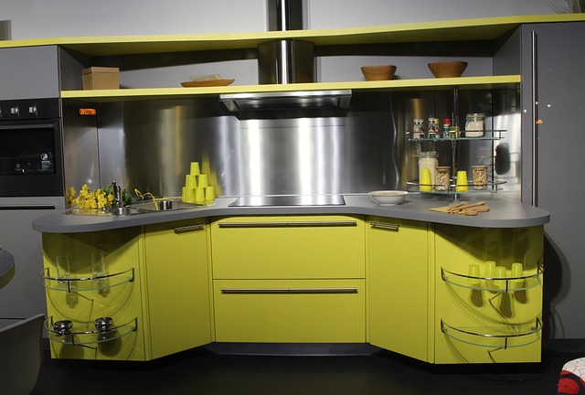 žlutá kuchyň